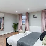 Modern 2-Bed Apartment In West Kensington