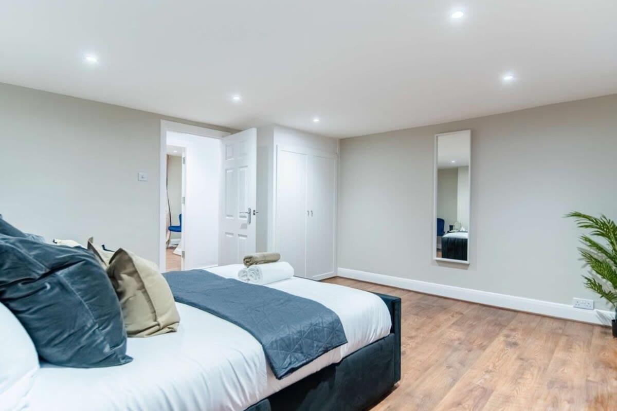 Modern 2-bed In West Kensington Holiday home