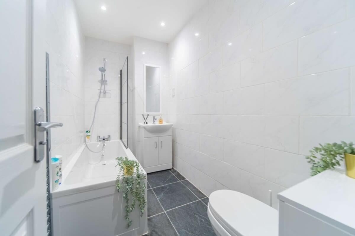 Holiday home Modern 2-bed In West Kensington London