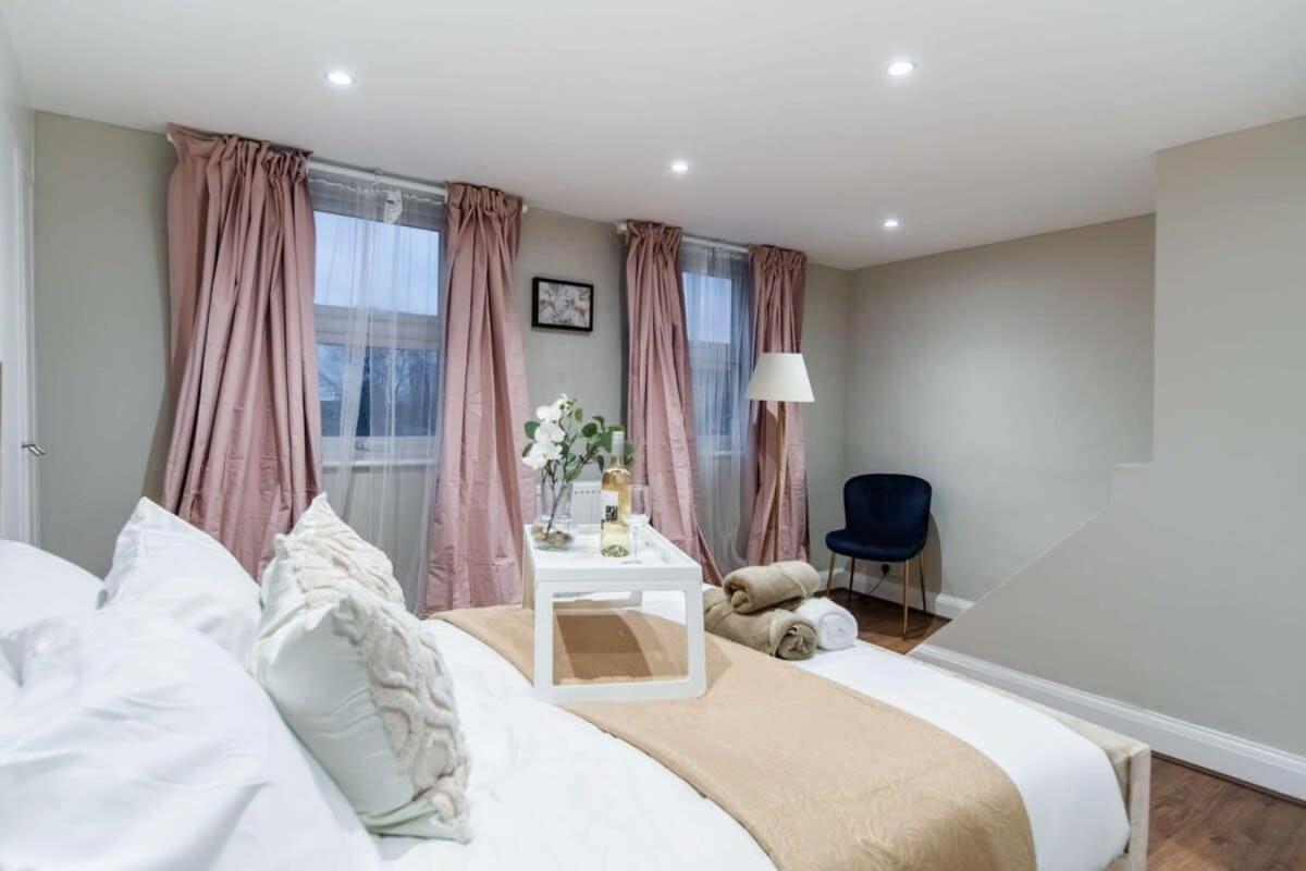 Modern 2-bed In West Kensington Holiday home London